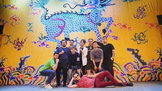 演员姬天语讲解三庆园戏曲博物馆