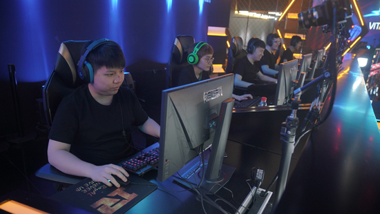 RNG与VIT战队成员比赛中