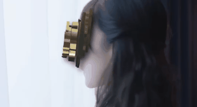 （背后女主GIF图）
