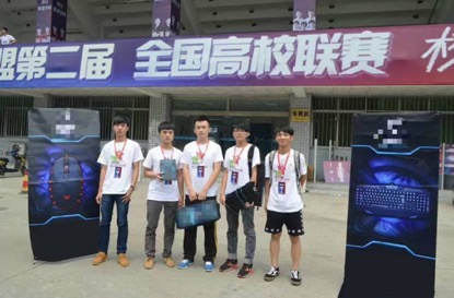 参加全国高校联赛时的严君泽（左一）