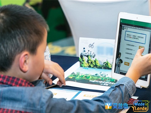 学生通过《艾兰岛》编辑器学习编程