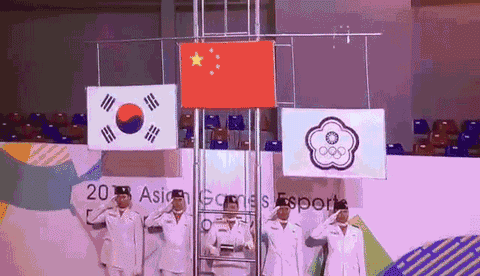 英雄联盟中国团队夺金颁奖时刻