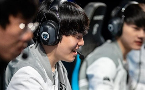 　iG在S8赛场上杀入最终决赛，Rookie露出了灿烂的笑容