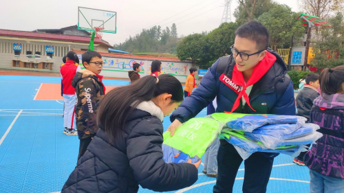 （发放爱心书包）