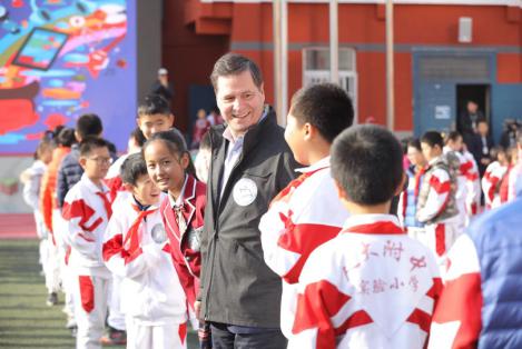 微软公司全球资深副总裁，大中华区董事长兼首席执行官柯睿杰与孩子们互动