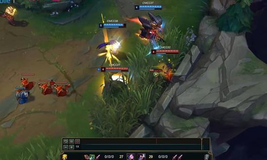英雄联盟团队 下路蹲草丛反被三人包夹