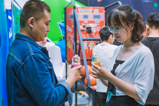 青岛站送出的特色小礼物“玩具投篮机”，现场没玩够，回家继续打球球