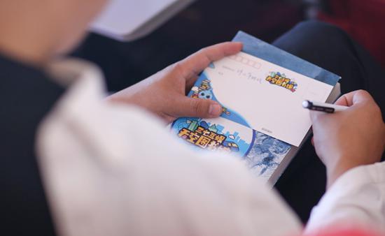 乘客认真撰写祝福明信片
