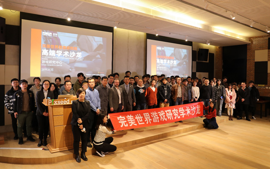 现场与会师生与马库斯·托夫泰尔合影