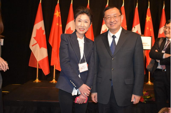 中国文化部部长雒树刚（右）与联盟电竞CEO冯青女士合影（左）