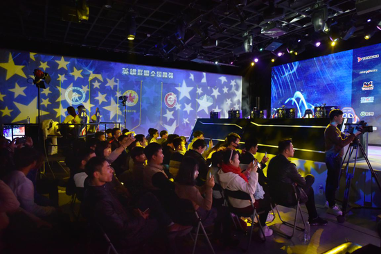 现场观众认真观看比赛