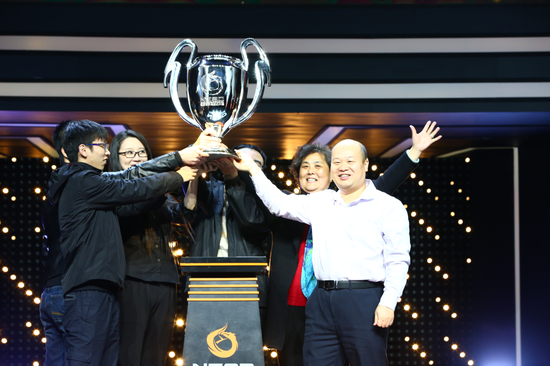  唐华部长为江苏代表队颁发“国家杯”