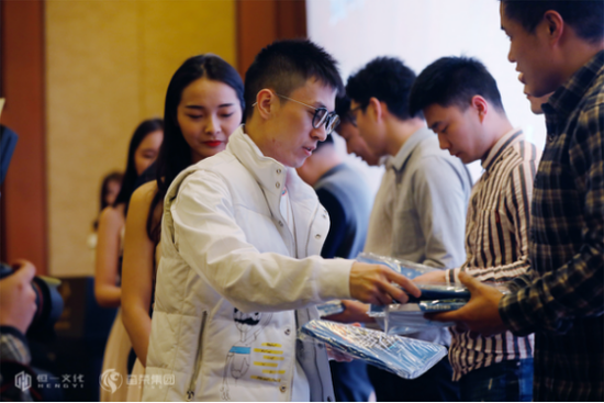 发布会现场赠书仪式