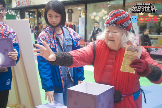 竟然还有超爱玩游戏的老奶奶！