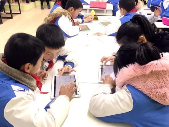 孩子们使用平板电脑进行学习互动