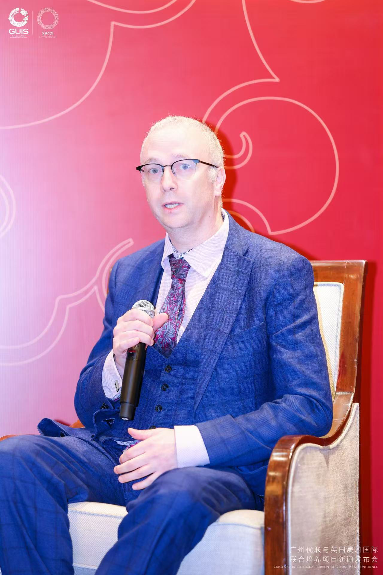 广州优联国际学校ULC学部校长Tim Hawkins在现场答记者问