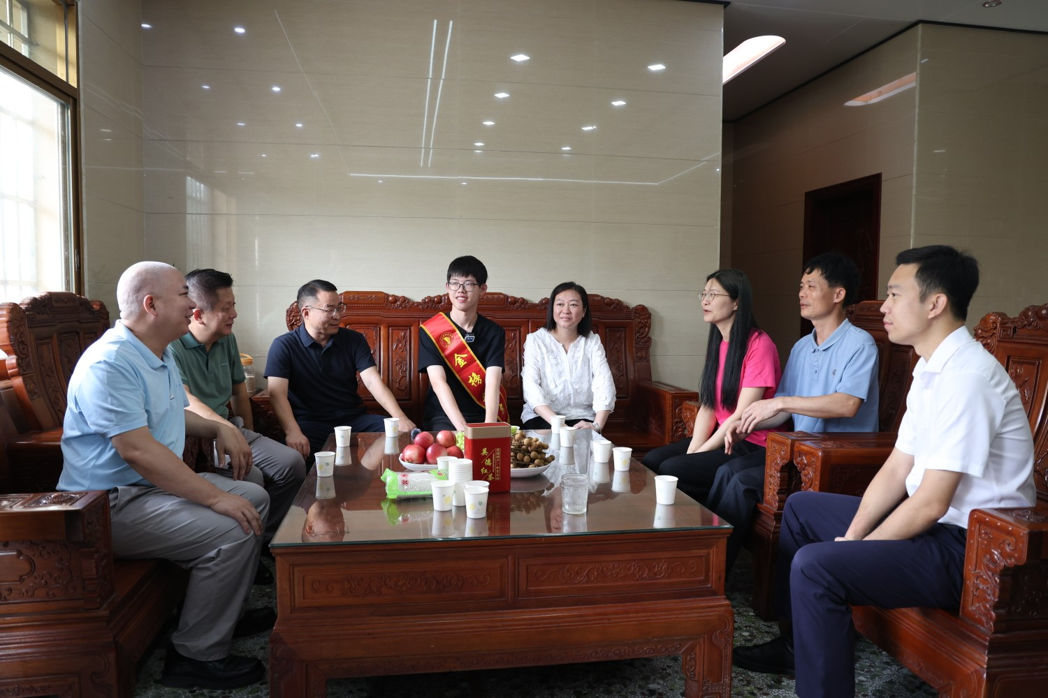 英德市领导及相关负责人与彭文才亲切交谈 钟履双/摄