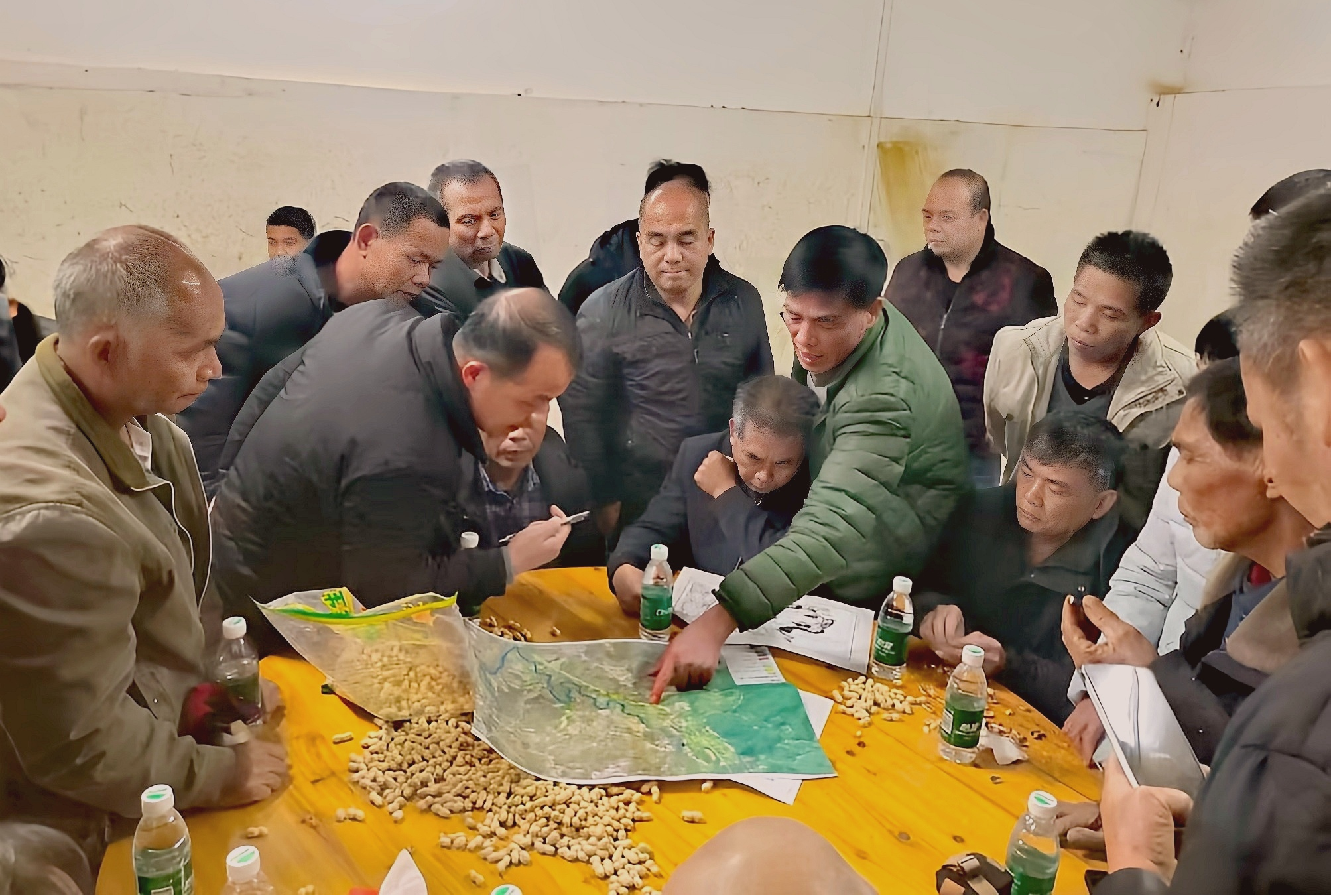 图为工作组为村民们讲解征地拆迁政策