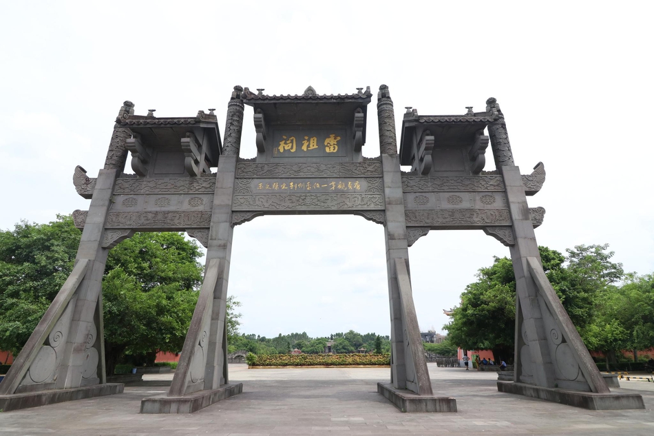 雷州历史文化中的瑰宝 被誉为"雷岗耸异"的雷祖祠