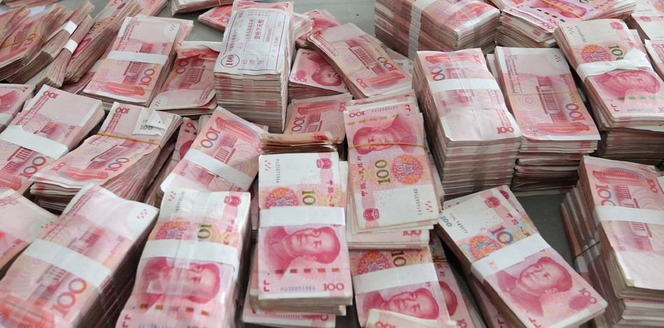 珠海轿车尾箱内数百捆大钞被抬走玛莎拉蒂车窗被砸