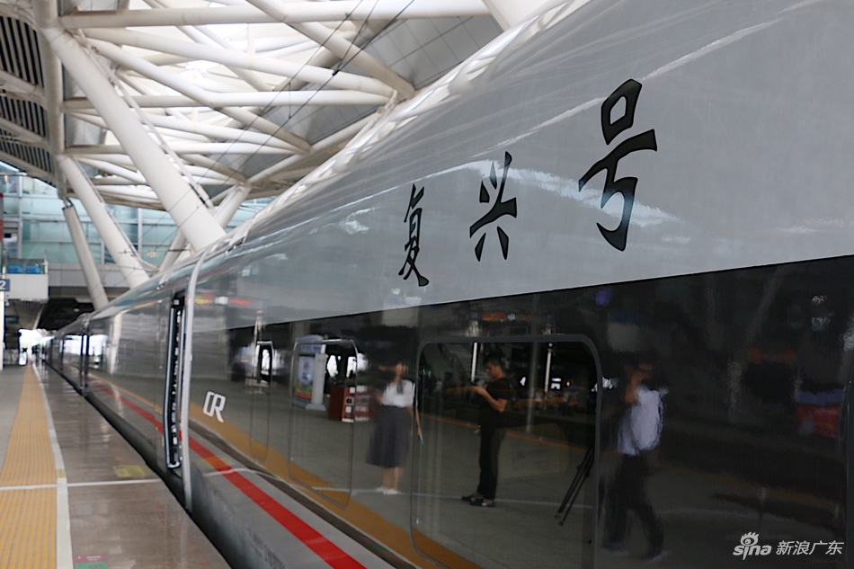 复兴号动车组广深港高铁开跑 颜值提升票价不提升