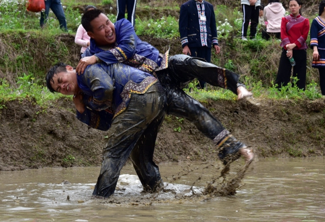 广东年轻人体验农民种田 直接在泥浆里摔跤打滚