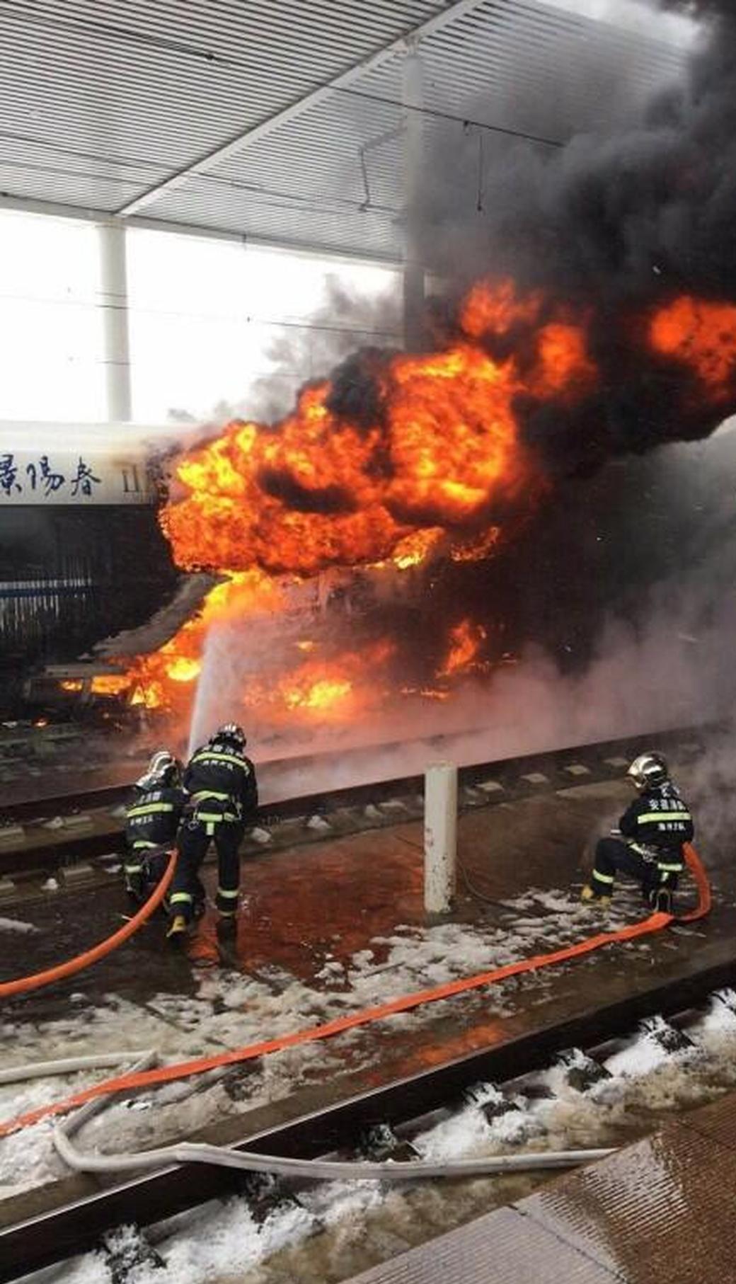 青岛开往杭州g281次高铁冒烟着火 事故无人员伤亡