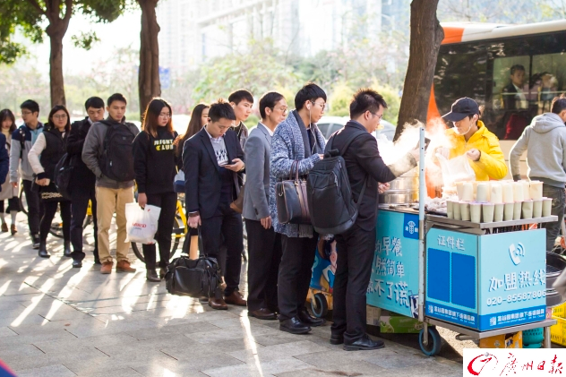 这里是清晨7点的天河:上班族排队买早餐