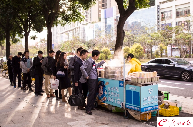 这里是清晨7点的天河:上班族排队买早餐