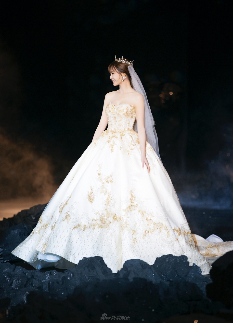 沈梦辰压轴婚纱大秀 唯美大气楚楚动人