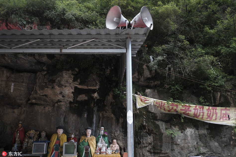 实地探访网红"奶奶庙":漫山神仙 车神赫然在列