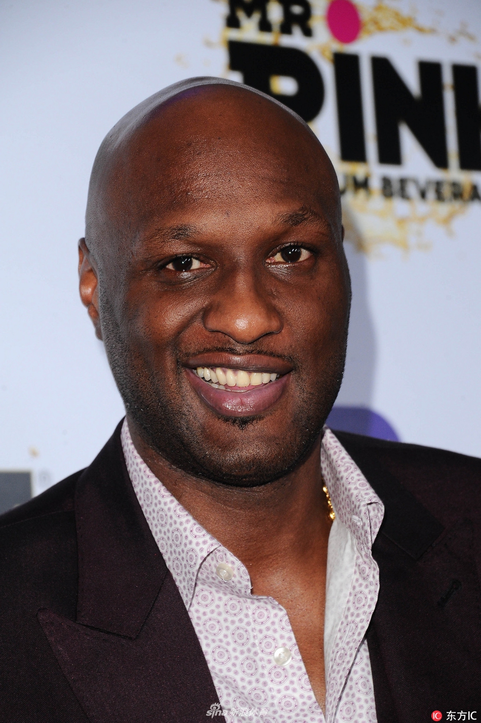 奥多姆出席派对瘦身成功西装亮相