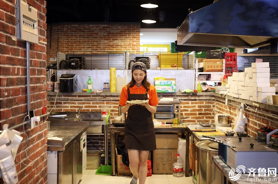 胡嘉琳最近工作的美食店,便是她最新参股的一家店面.