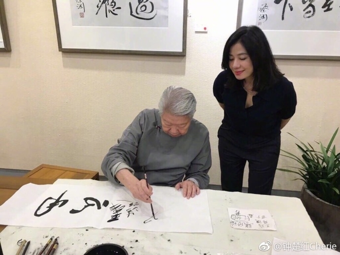 57岁钟楚红参加蔡澜书法展 笑容甜美美丽大方