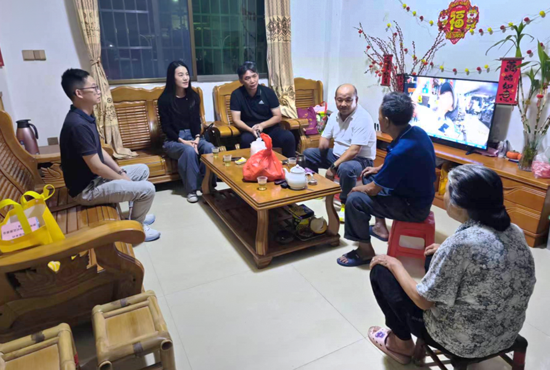 英德市望埠镇望埠社区组织人员入户听取群众意见