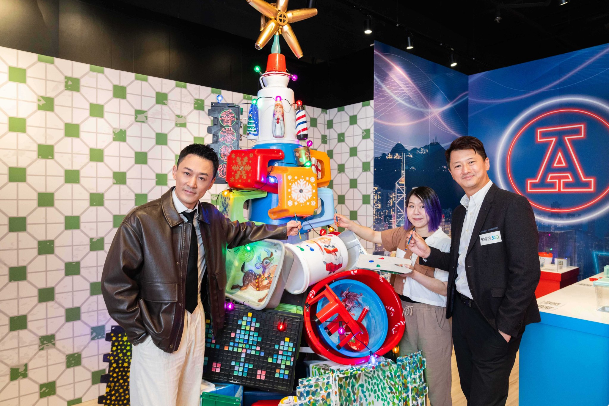 (左起)人气男神林峯、香港展能艺术会艺术家赵惠芝小姐、昂坪360董事总经理董沛铨先生以回收的红A旧物拼砌成崭新的圣诞艺术装置