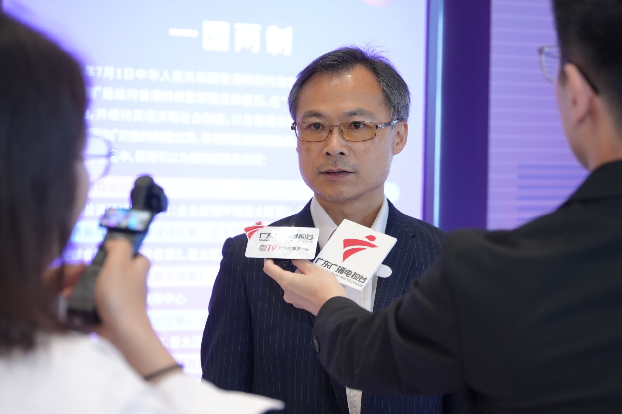 驻粤办主任李炳威向现场媒体介绍展览内容
