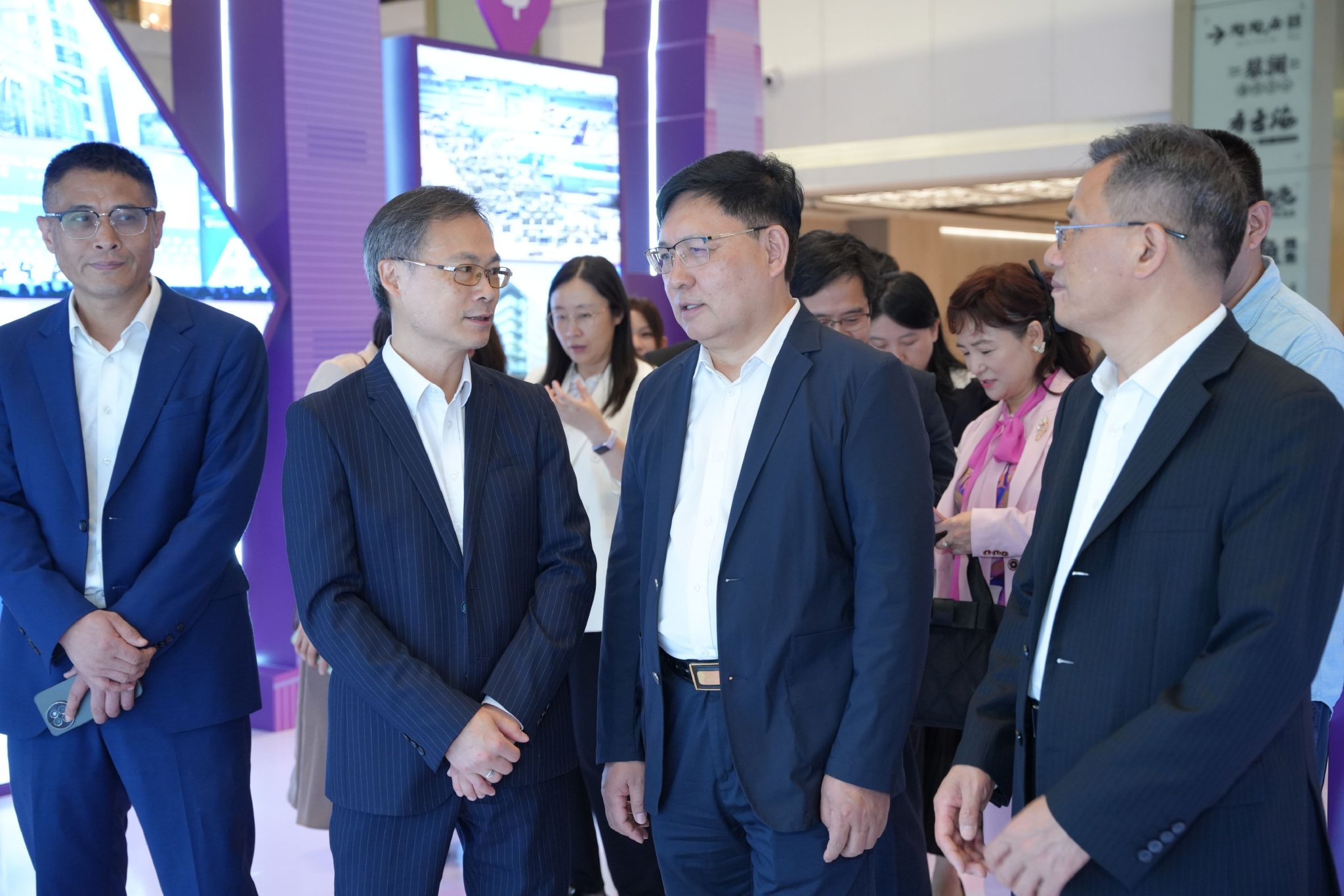 驻粤办主任李炳威与嘉宾参观展览