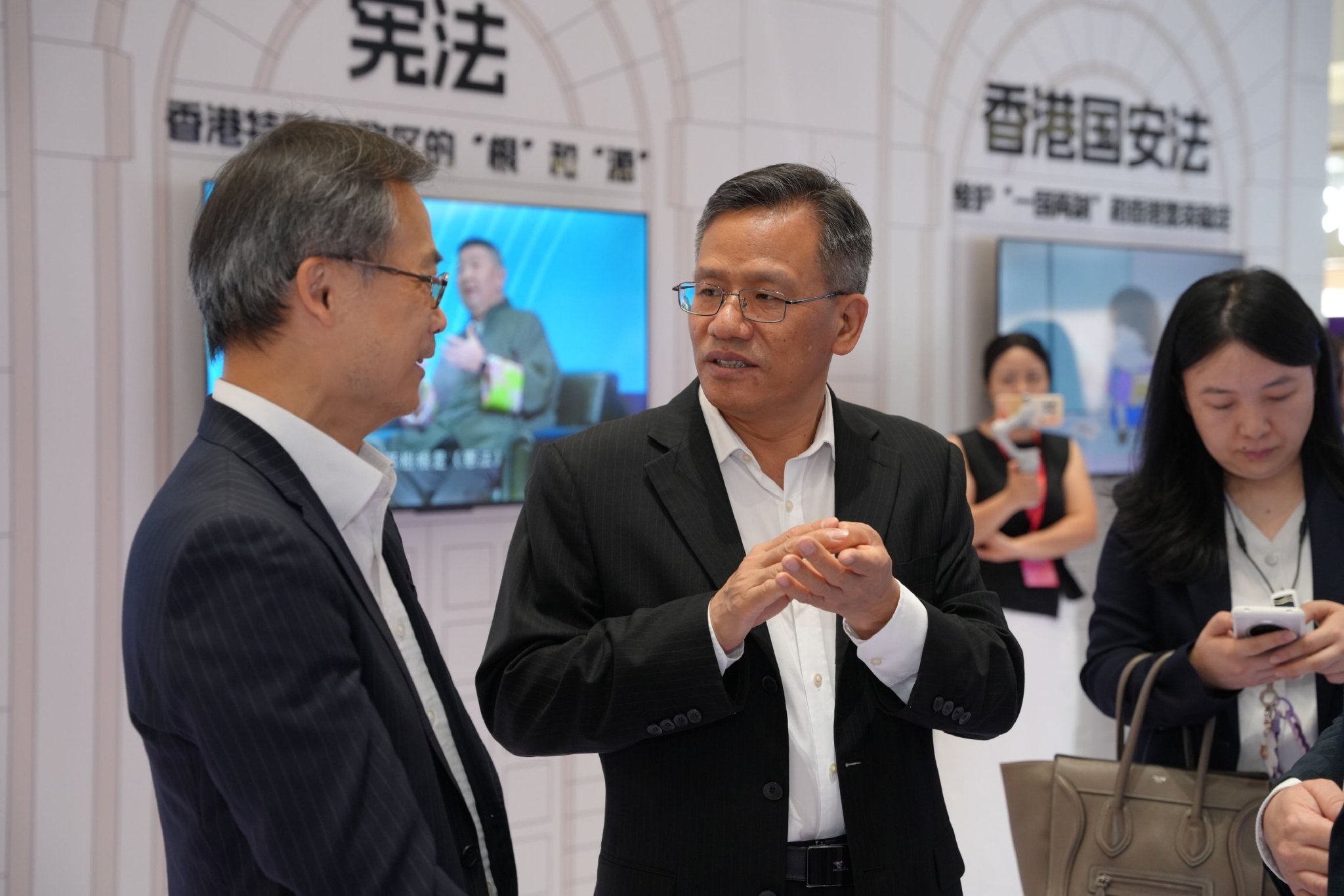 驻粤办主任李炳威与嘉宾参观展览