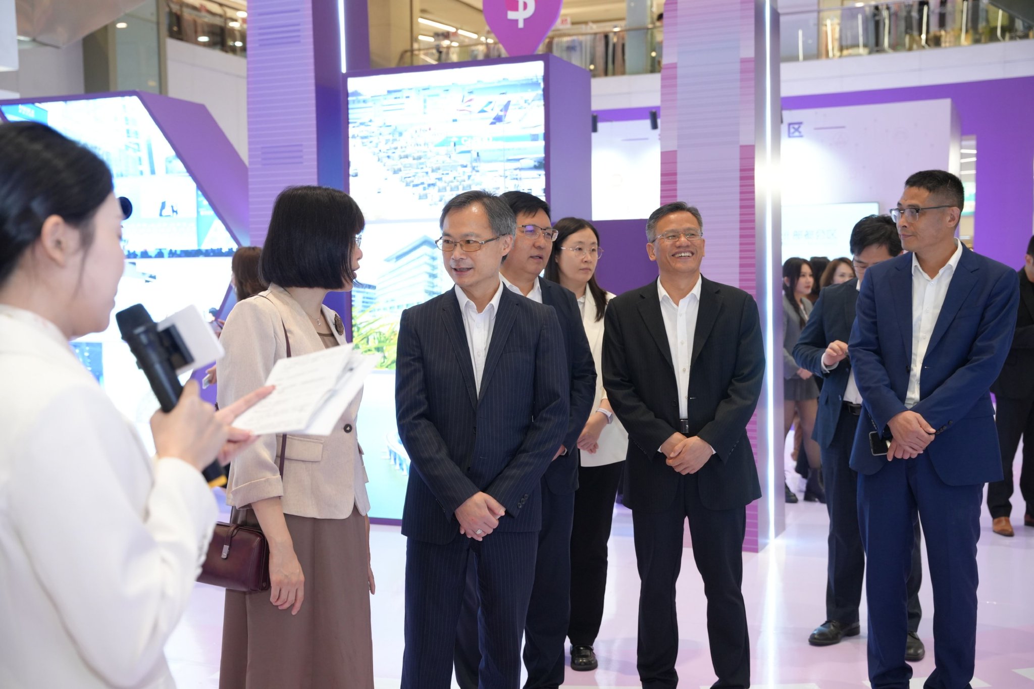 驻粤办主任李炳威与嘉宾参观展览