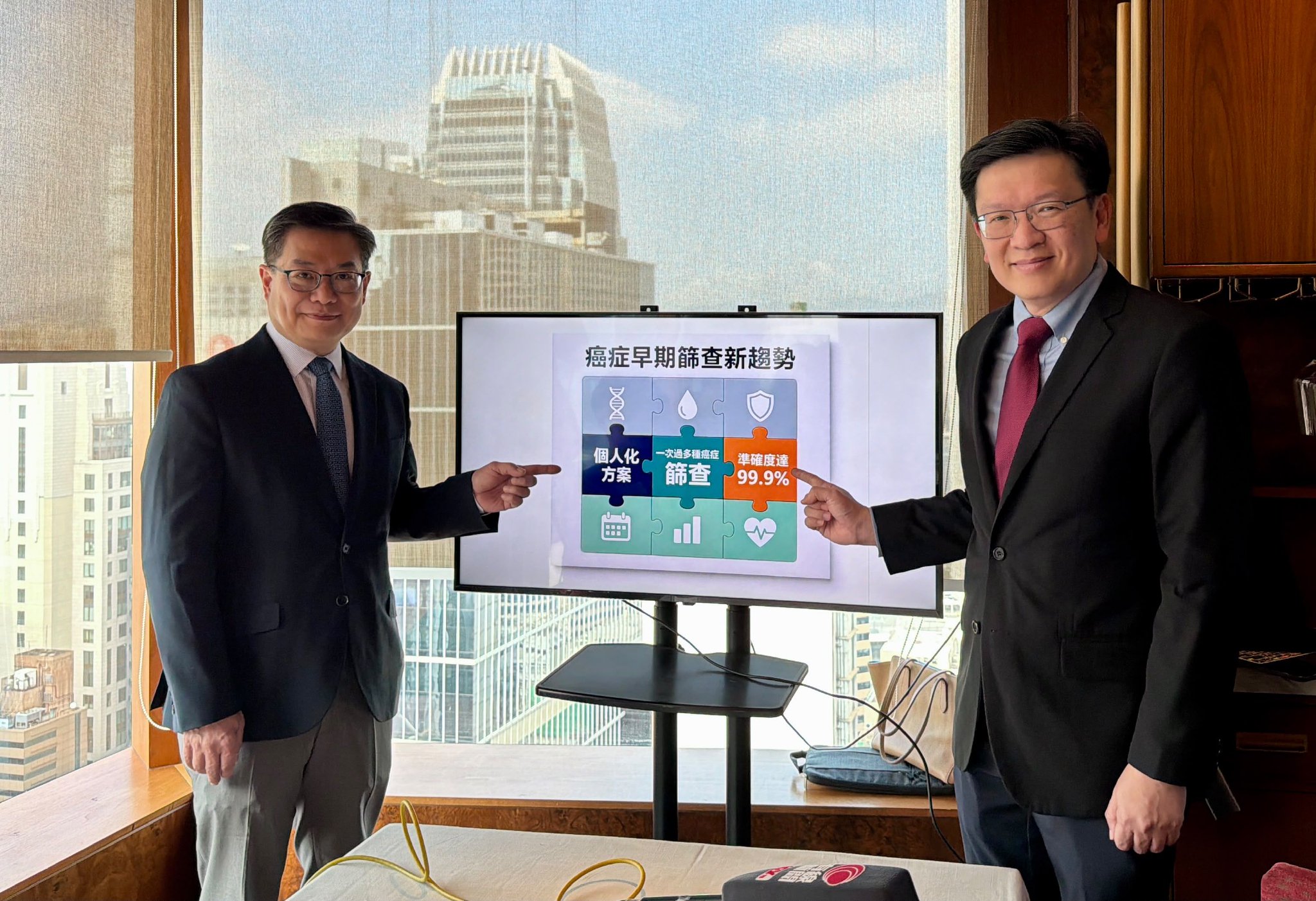左起：IHH医疗（北亚洲）区域首席执行官、港怡医院行政总裁曾庆廉医生，以及Lucence创始人兼行政总裁及医务总监、肿瘤科医生陈民汉医生
