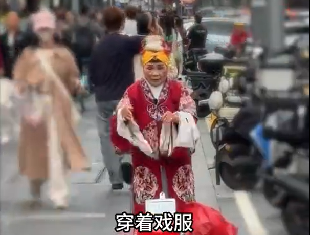 （微博）河南豫剧奶奶在广东街头唱哭异乡人