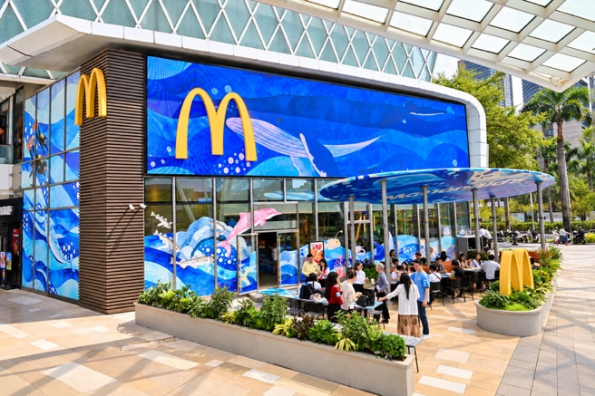 从外立面到用餐区域，海洋元素贯穿餐厅内外