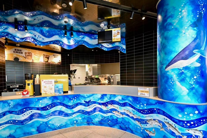 从外立面到用餐区域，海洋元素贯穿餐厅内外