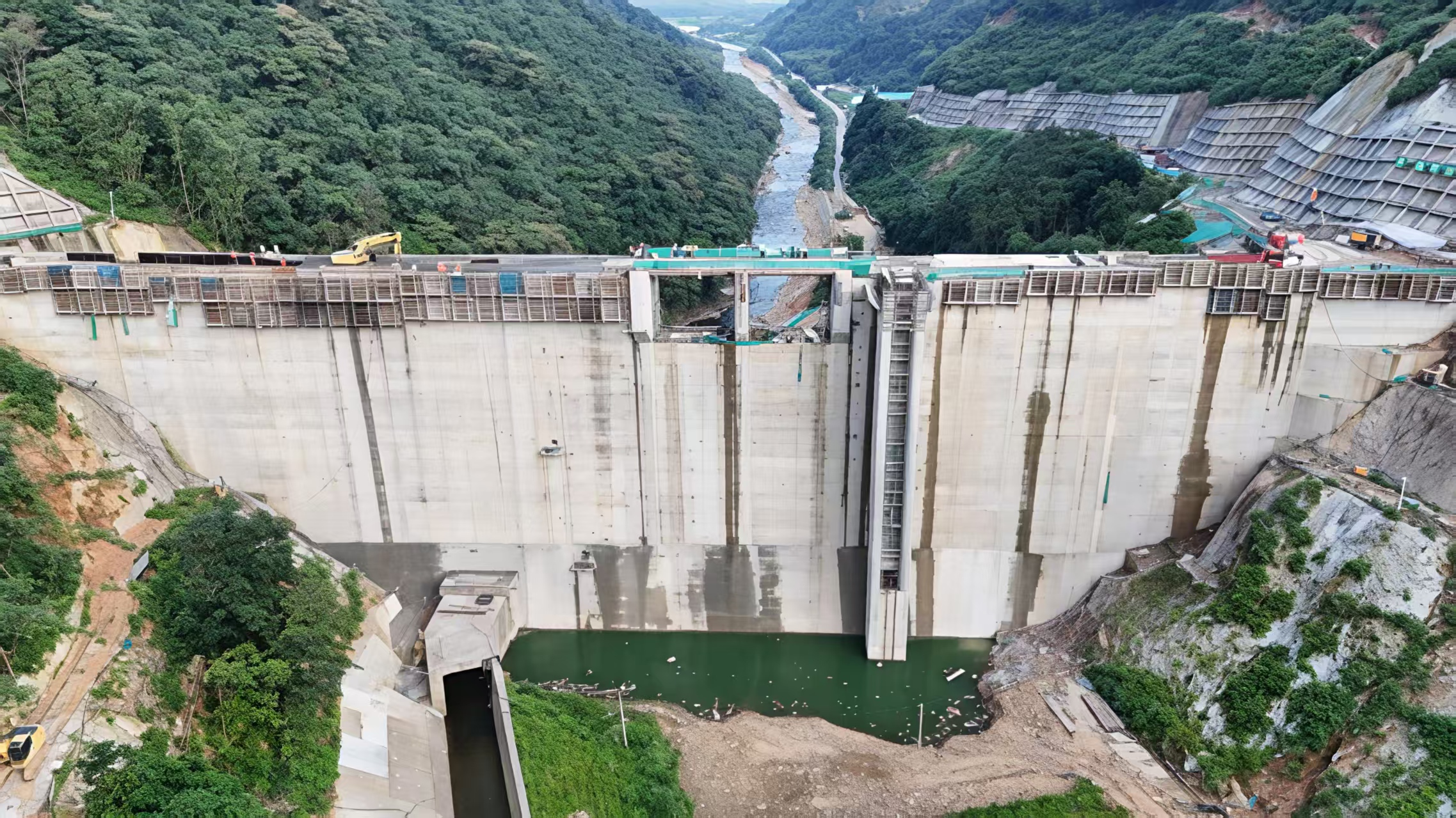 水库大坝封顶