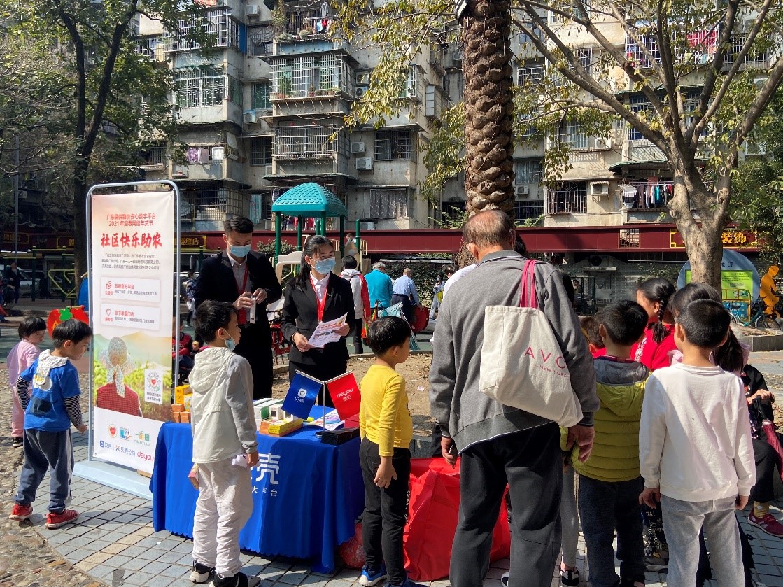 社区中热闹的活动氛围