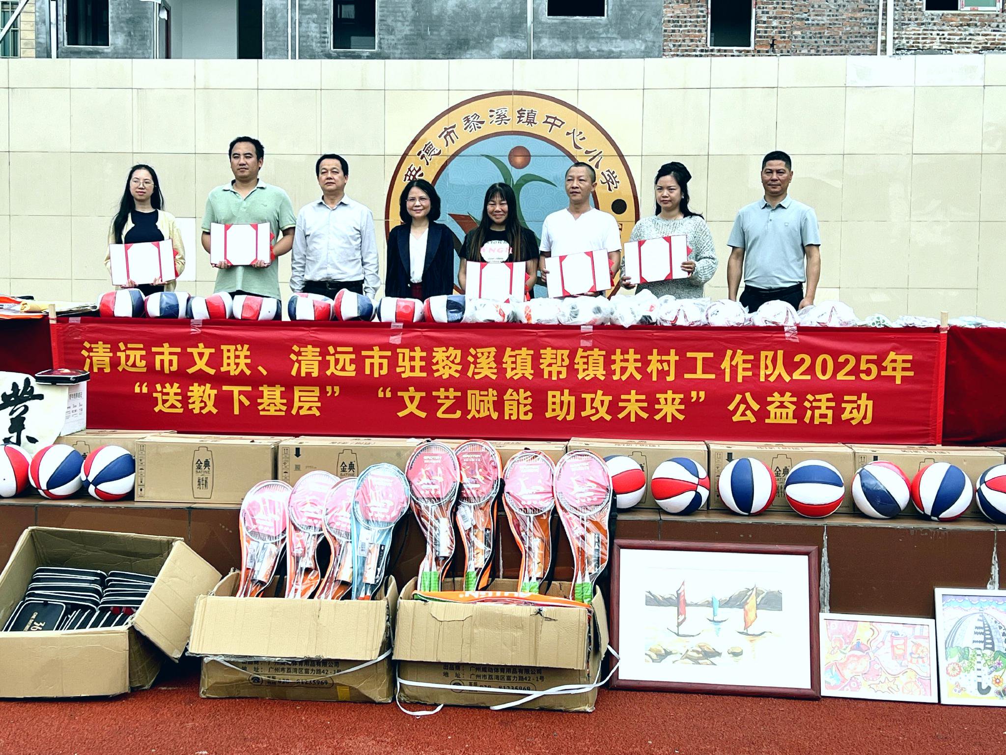 为爱心人士颁发捐赠证书
