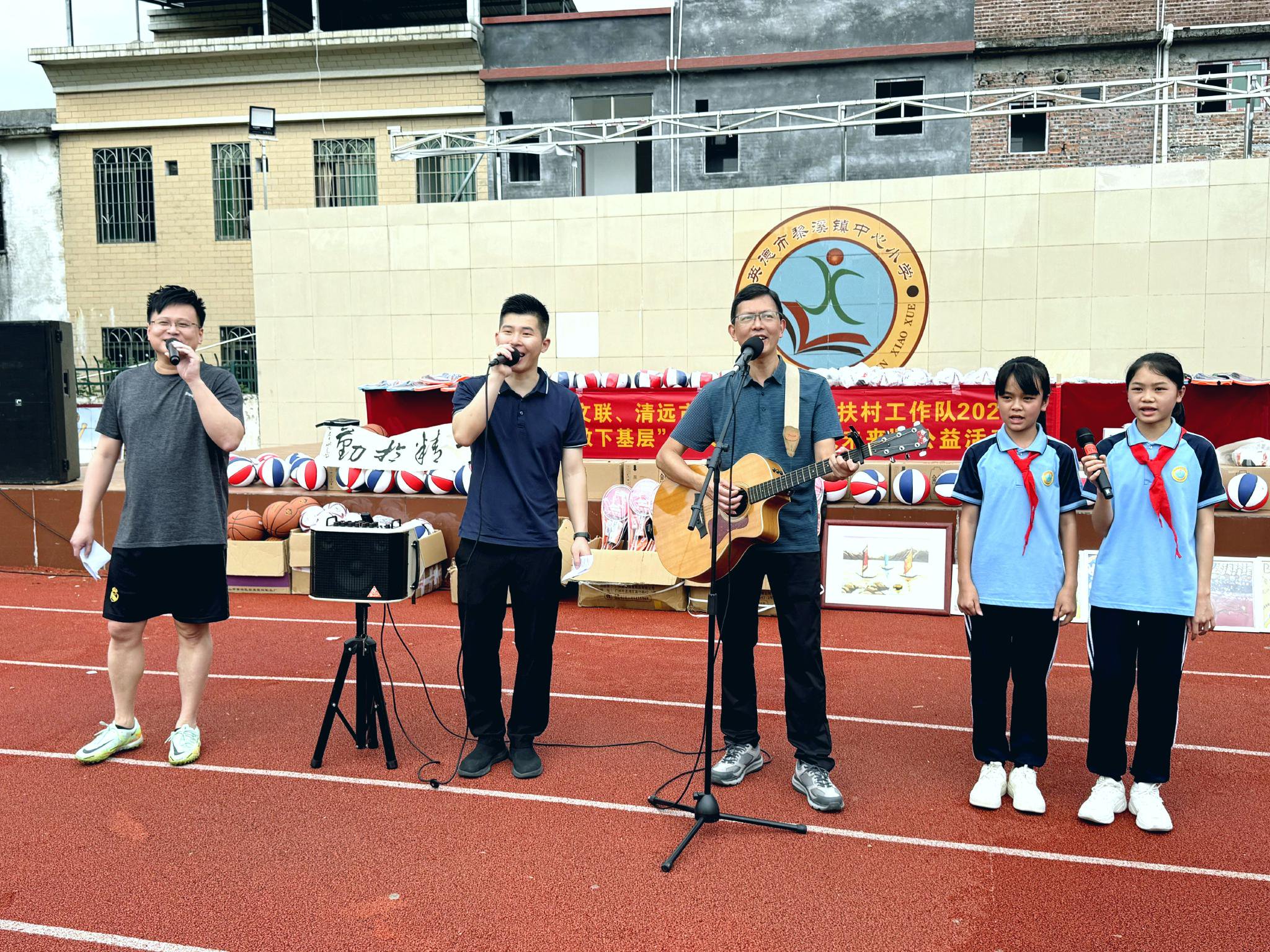 市流行音乐协会主席张涛、民谣歌手温尚辉以及市文联党员干部卢华江领唱歌曲《奔跑吧 清远》
