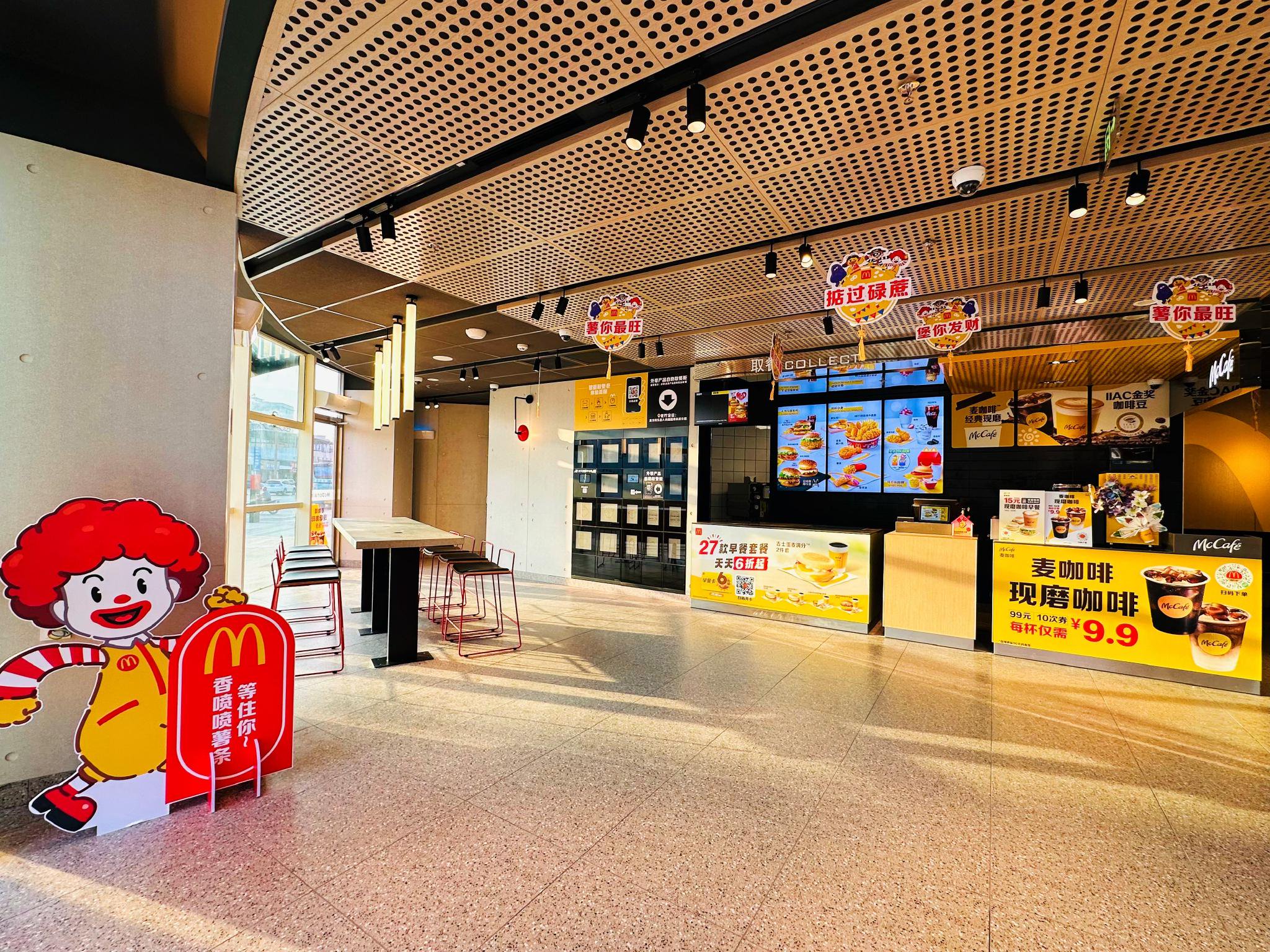 餐厅以Ray风格营造明亮舒适用餐环境