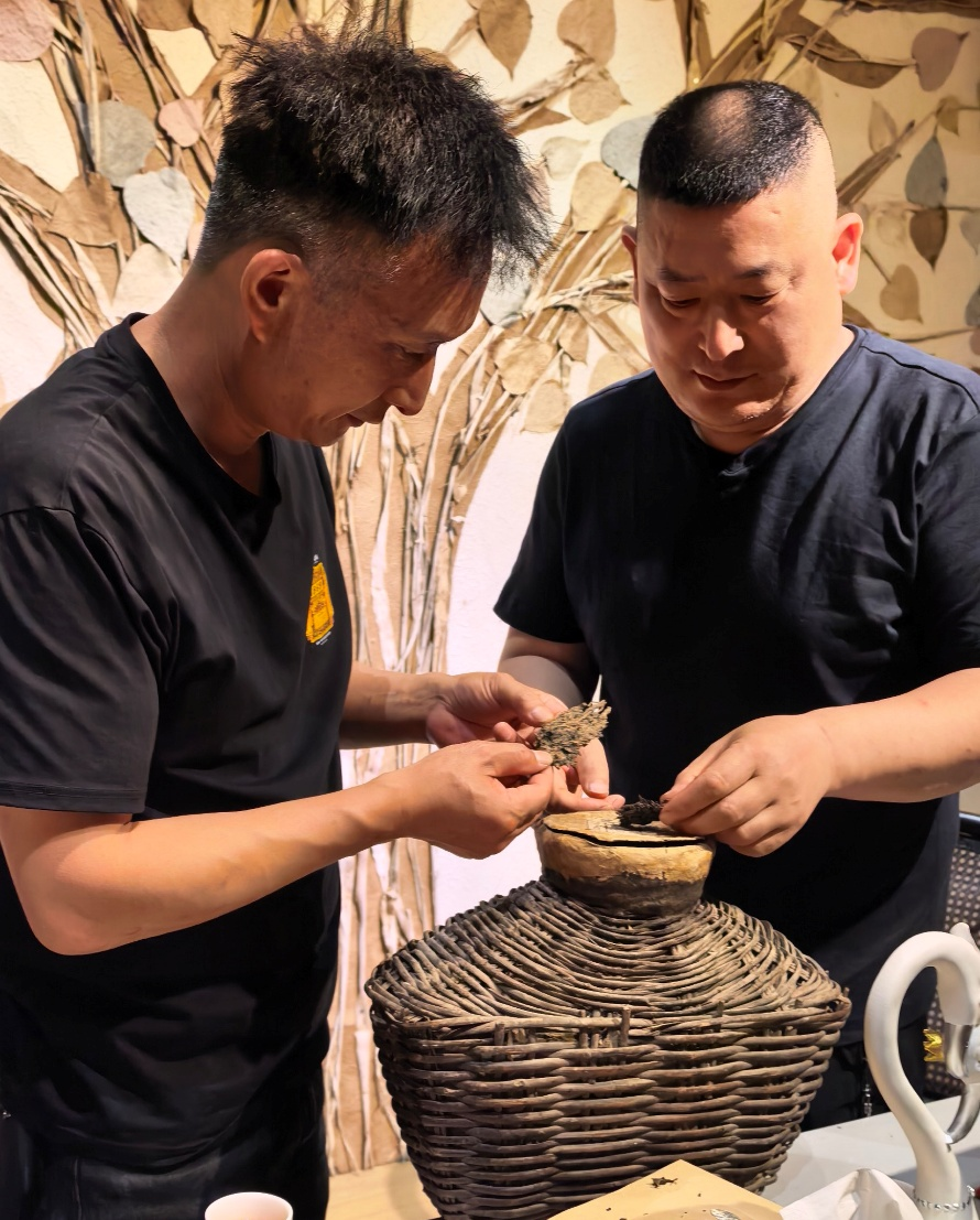 　　在勐海，吕剑与合作伙伴百年老字号同昌号的负责人、核心制茶专家宁伙强深入探讨玉缸酵茶的理念、品控及其口感的方向